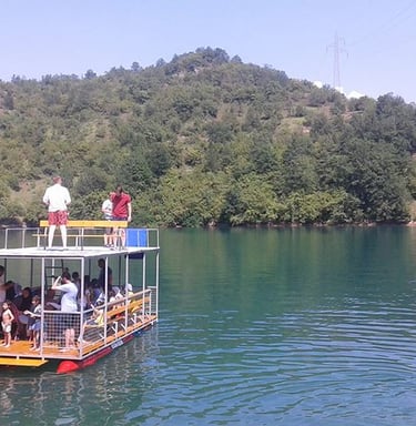 Relaxing boat ride on Jablanica Lake – Scenic nature escape in Bosnia