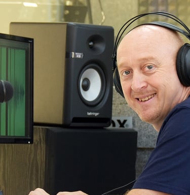 Gerente de AudioGuia.es en el estudio de grabación 
