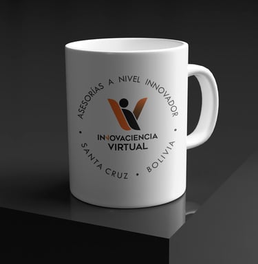 Taza blanca con logo negro y naranja