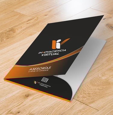 mock up de una carpeta con logo de Innovaciencia Virtual.