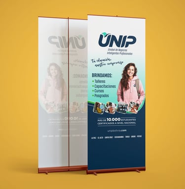 Imagen de un roll up con publicidad de cursos