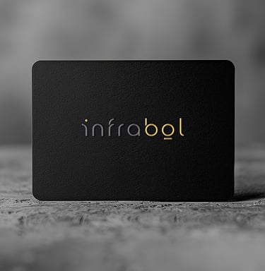 Tarjeta negra con logo infrabol a relieve