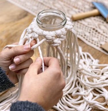 proyecto de macrame en blanco construido sobre un vaso