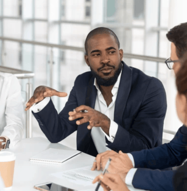 equipe reunida com lideres, liderança da equipe