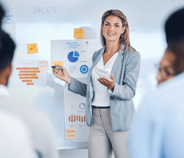 mulher dando treinamento sobre vendas consultivas no mercado B2B