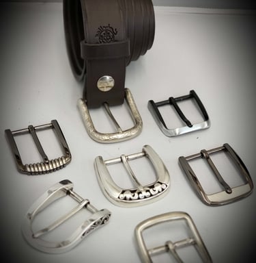 un groupe de ceintures et de boucles de ceintures et de boucles