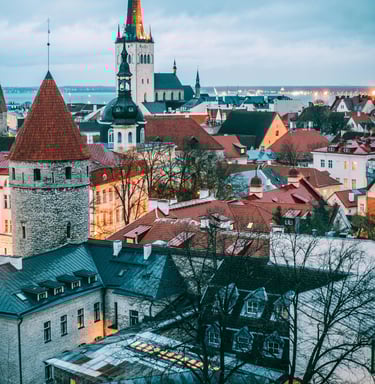 Tallinn, alte Gebäude und eine Kirchenfassade