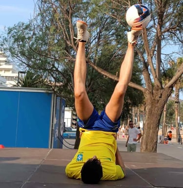 Espectáculo de fútbol freestyle con freestyler profesional en evento infantil