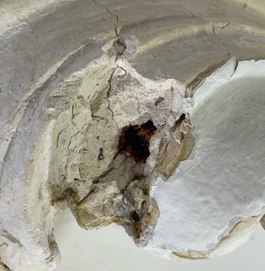 schade aan historisch stucwerk door roestige spijkers