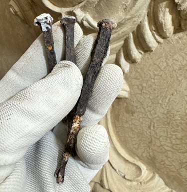 Stucwerk schade door handgesmede spijkers die roesten.