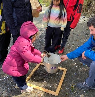 Actividad de educación ambiental con comunidades locales en el centro experimental de EcoRumbo en Ch