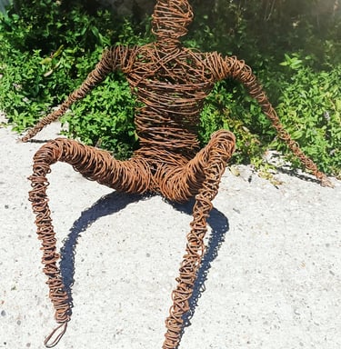 homme assis sculpture fil de fer artiste Wilfrid Bricourt