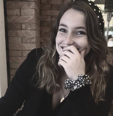 Portait photo en noir et blanc de Ombeline Poueys, fondatrice d'OpéPro