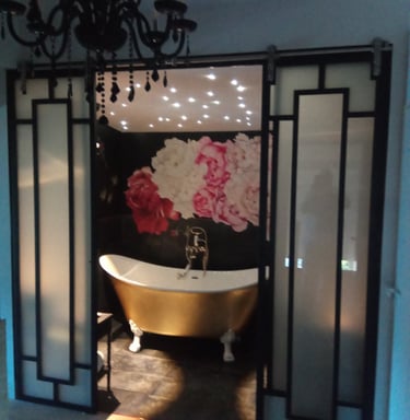 Décoration d'une salle de bain avec baignoire centrale, faite par Entreprise Couleurs Bassin