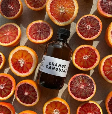 flacon au milieu des demis oranges