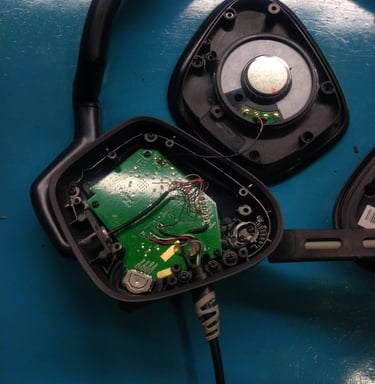 Headset sendo reparado