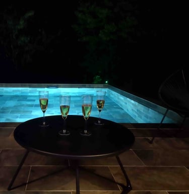 piscine de nuit avec coupes de champagne dans la love room morbihan