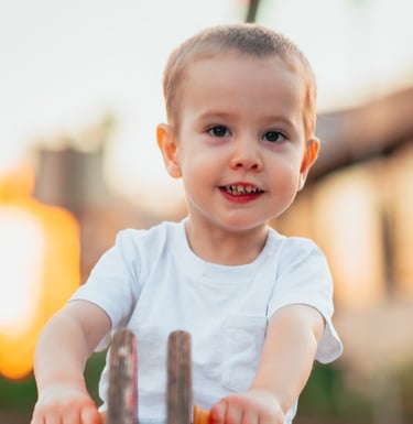 sesion de fotos en granada infantil de un niño jugando en el parque