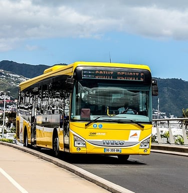 Car Jaune de la Réunion by Axel77w