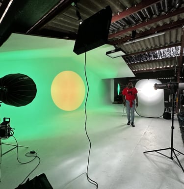 Tournage d'un clip de music dans un studio video sur un cyclorama fond blanc avec matériel lumière