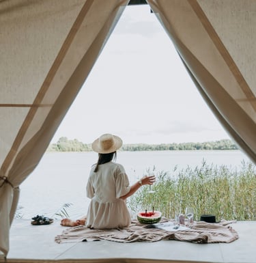 eine Frau in einem Zelt mit Picknicktisch