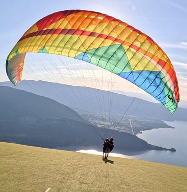 décollage d'un biplace à la forclaz face au lac