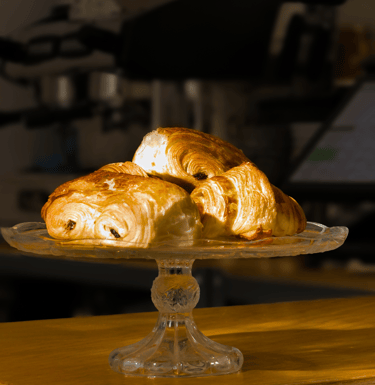 des croissants de brunch et pain au chocolat sur un plateau en verre