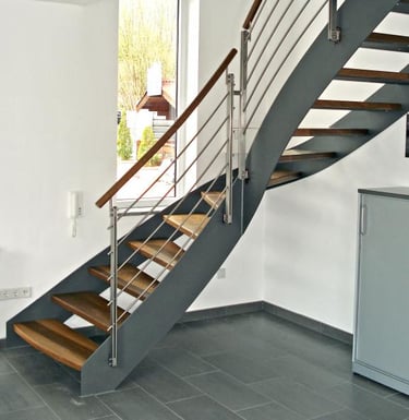 Flachstahltreppe mit Holzhandlauf