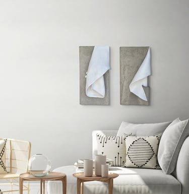 Stue med to smukke kunstværker på væggen