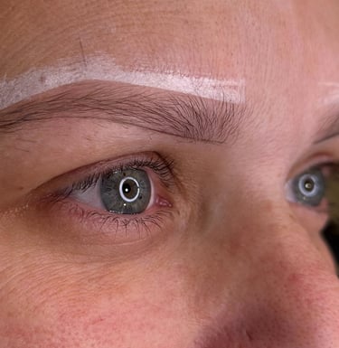 Una mujer se hizo un mapeo de sus cejas antes del microblading.