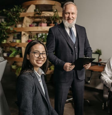 professionelle, zufriedene Büroangestellte