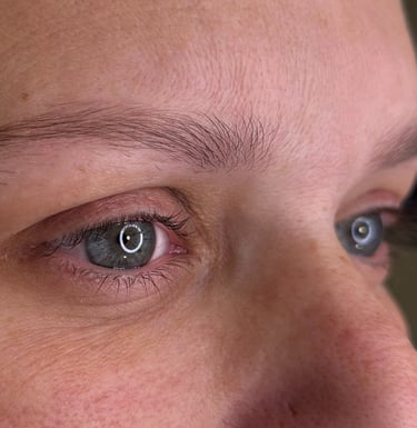 Una mujer antes de hacerse el microblading de cejas.