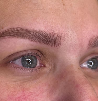 Una mujer con su resultado final después del procedimiento de microblading.