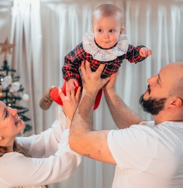 sesion fotografia de una familia en su casa en navidad jugando