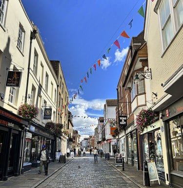 Rue pietonne pavée bordée de petits magasins 