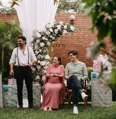 Mago en Baby Shower de Lima Perú, con padres emocionados
