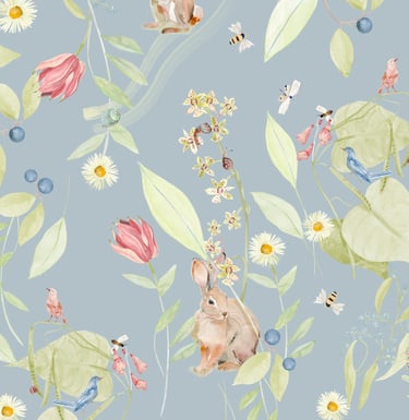 Estampa infantil de fundo azul de jardim com pequenos animais, flores e folhas pintados a mão