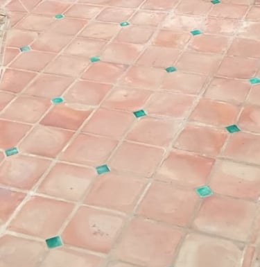 Carreaux terre cuite et cabochons verts