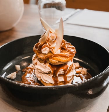 assiette avec pancakes et caramel avec chantilly