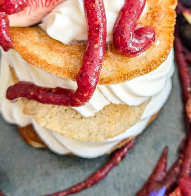 assiette avec pancakes et coulis de fruits rouges et figues