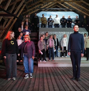 Siskokset, Isa (Emilia Haataja) ja Betty (Malviina Haukkala) ihastelemassa Joel Backmanin (Samuel Heikkinen) laulua