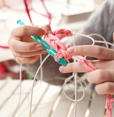 Persona tejiendo con gancho y estambre de crochet