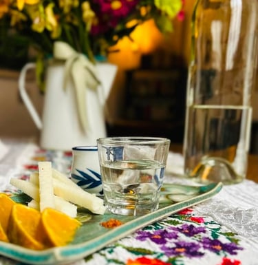 vasito de mezcal con naranjas