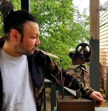 fran escultor con escultura de Boneito de Acero