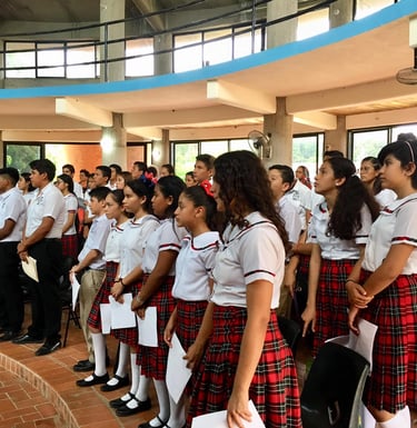 Alumnos cantando en un coro