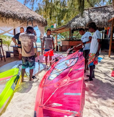 Windsurf avec voile Goya devant Ocean Lodge à la baie de Sakalava Madagascar