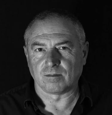 Pascal SERRANO est le Créateur de l'IPE PNL Humaniste. Il enseigne la PNL et est titulaire du CEP