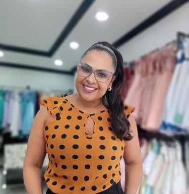 Vendedora, atendente com sorriso maravilhoso para melhor lhe atender.