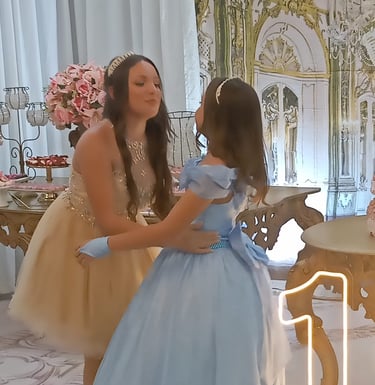 daminha com vestido rodado azul bebe, e a madrinha com vestido cor creme rodado em alto estilo.