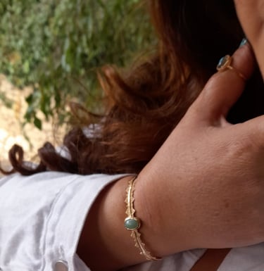 Bracelets en plaqué or et pierres semi-précieuses